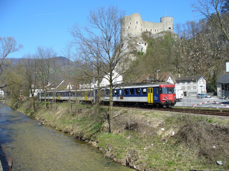OeBB Pendelzug mit RBe 4/4 205 + AB 505 + BDt 905 ( Alles ex SBB Wagenmaterial )Kurz nach dem Bahnhof von Klus unterwegs nach Balsthal am 06.04.2007