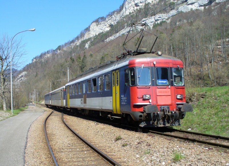 OeBB Pendelzug mit RBe 4/4 205 + AB 505 + BDt 905 ( Alles ex SBB Wagenmaterial )Kurz nach Klus unterwegs nach Oensingen am 06.04.2007