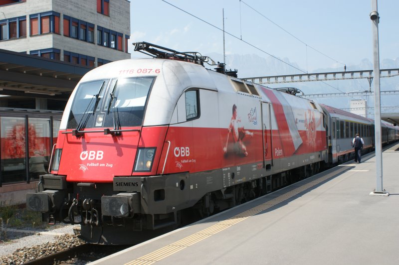 BB Polenlok 116087-6 hat sich in Buchs St. Gallen gerade vor den Eurocity Transalpin nach Wien gehngt.