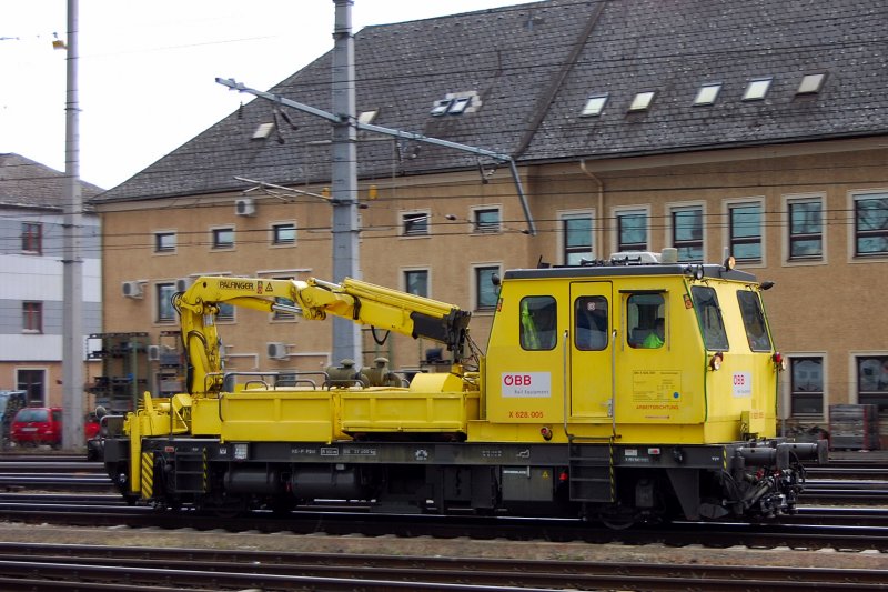 BB Rail Equipment X 628.005 eilt neuen Aufgaben entgegen. Dieser von der Fa. Palfinger hergestellte leichte Arbeitswagen ist universell einsetzbar. Man beachte den Hinweis auf die  Arbeitsrichtung . (zwinker)