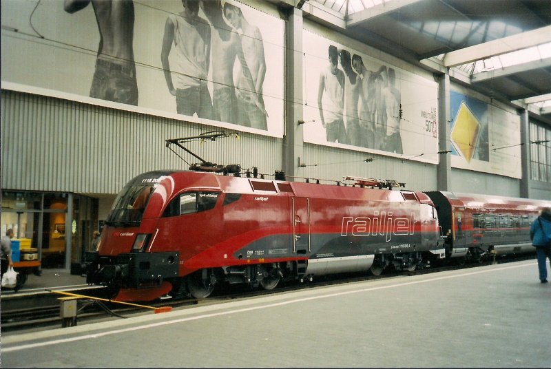BB Railjet bei der  Premiere  in Mnchen Hbf! Bild und Scan: Korbinian E.