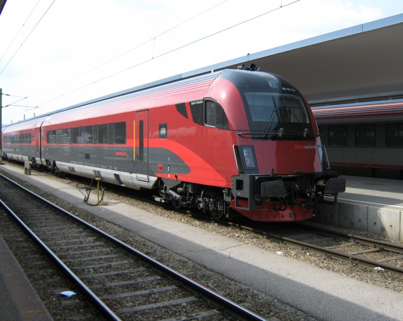 BB Railjet Steuerwagen mit der Aufschrift  Spirit of Munich  aufgenommen im Bahnhof Wien West. 06.04.2009.