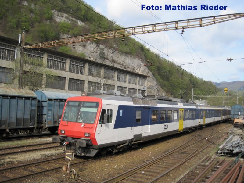 OeBB RBDe 207 mit dem Pendel einfahrt in den Bahnhof Klus am 18.04.09