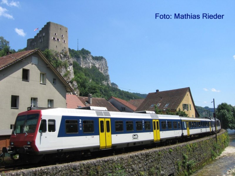 OeBB- Regionalzug zwischen Klus und Thalbrcke auf dem Weg nach Balsthal 21.Juni.08