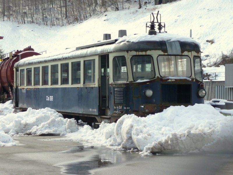 OeBB - Reste des Triebwagen Be 2/4 201  als bungsobiekt fr Personenrettung bei Bahnunfllen der Feuerwehr .. Abgestellt in Klus .. Foto vom 21.02.2009
