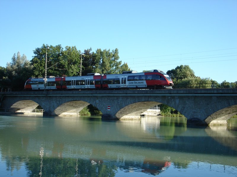 �BB-Talent 4023 von Freilassing kommend nach Salzburg f�hrt gerade �ber die Saalachbr�cke ( Grenzbr�cke ) nach �sterreich. 20.08.08