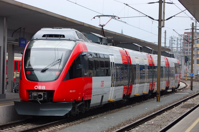 BB Talent 4024 011-1 im fahlen Licht des zu Ende gehenden letzten Mrz-Tages. So schick wie sein Design anmutet, umso weniger beliebt ist der E-Talent bei unseren Nachbarn. Zu laut, zu unbequem, heit es fast unisono. Defekte Klimaanlagen bzw. Heizungen tun ein briges dazu...