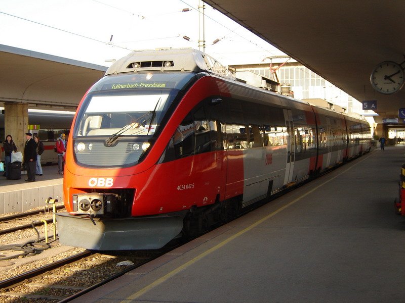 �BB Talent 4024 047-5 fotografiert am 10.03.2008 um 16:10 Uhr bei der Abfahrt von Wien Westbahnhof.