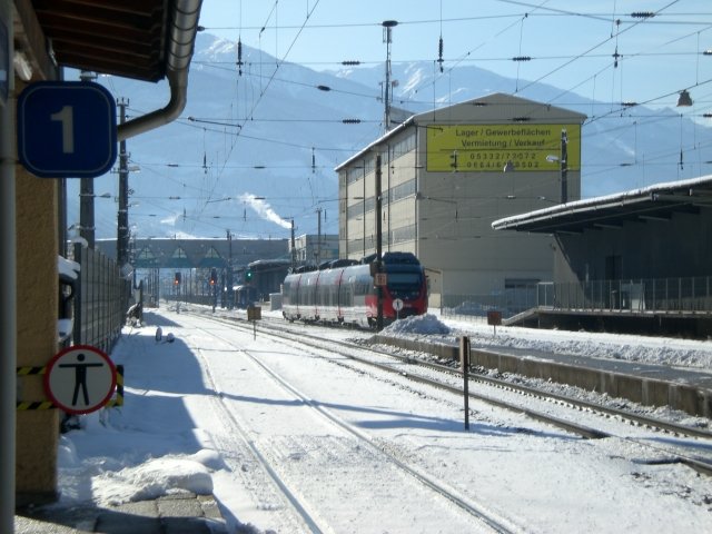 BB Talent verschwindet als Regionalzug in der Ferne Richtung Innsbruck.
Schwaz, 23.11.2008