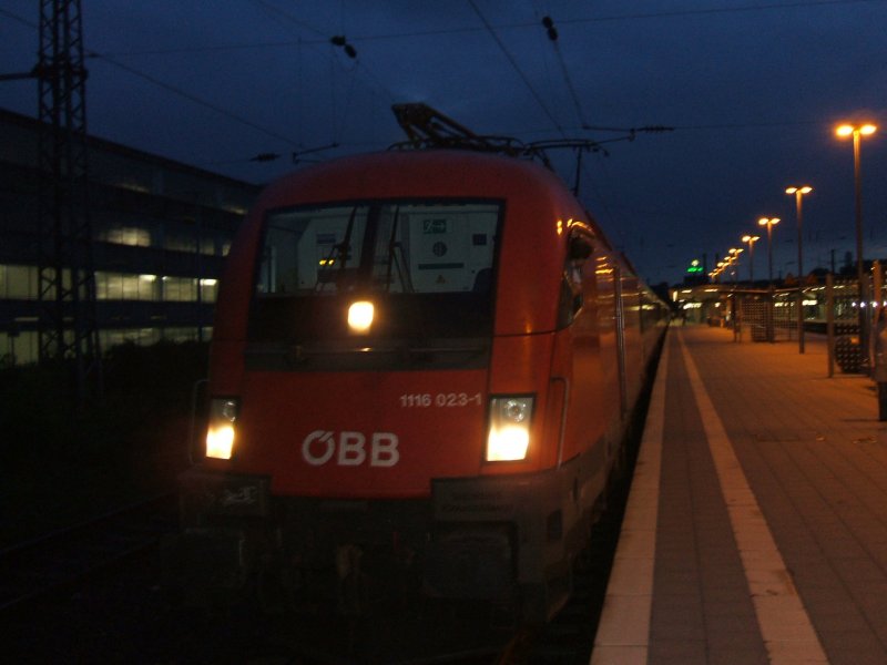 BB Tauri 1116 023-1 frh morgens mit EC 25 Dortmund-Budapest keleti pu  am Haken,die 1116 015-7 im Schub auf Gleis 3 in
Bochum Hbf. 