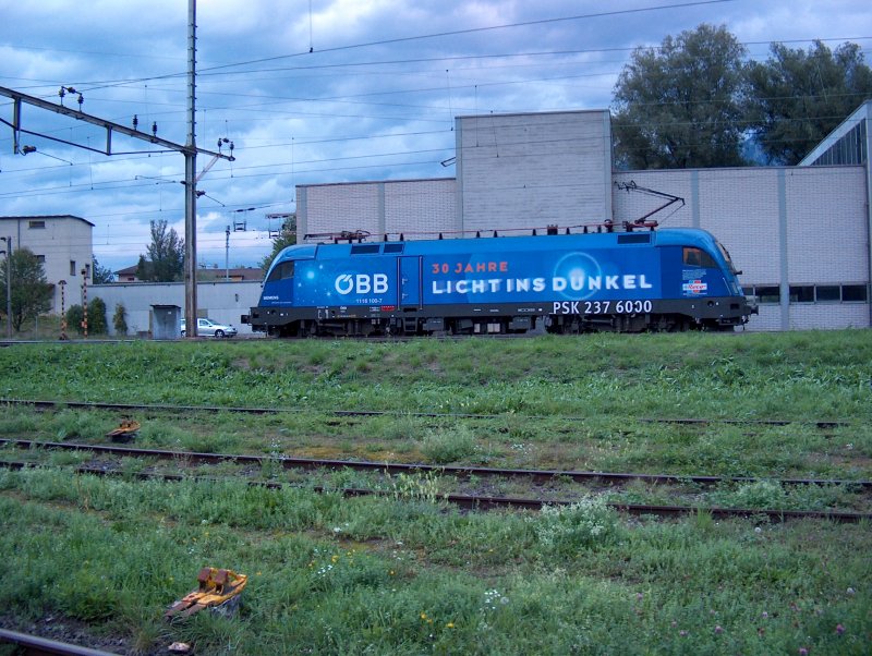 BB Tauris 1116 100 wartet am 10.09.2003 im Bahnhof Buchs St. Gallen auf neue Aufgaben. Die Lok trgt die Werbung fr 30 Jahre Licht ins Dunkel und ist eine Roco Lokomotive.