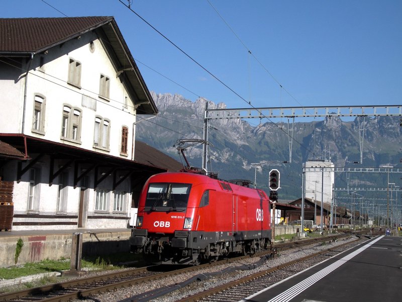 BB Taurus 1016 011-7 rangiert an diesem prchtigen Herbsttag in Buchs vor der Kulisse der Kreuzberge. (12.09.2006)