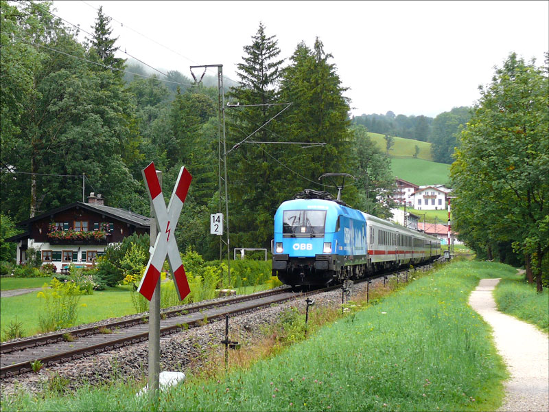 BB TAURUS 1016 023  KYOTO EXPRESS  mit sechs DB-Intercitywagen als Regionalbahn RB 30301 nach Berchtesgaden. Nach dem Umsetzen dort fhrt diese Garnitur zurck als RE / IC 2082 nach Hamburg-Altona; Bischofswiesen, 14.08.2009