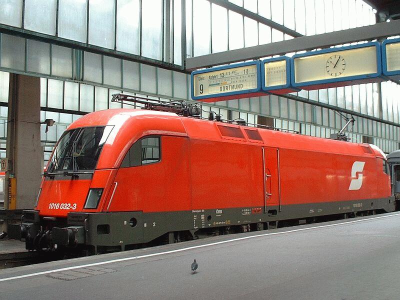 BB-Taurus 1016 032 hat am 02.11.2002 den EC Innsbruck - Dortmund bis nach Stuttgart Hbf. gebracht, hier Lokwechsel.