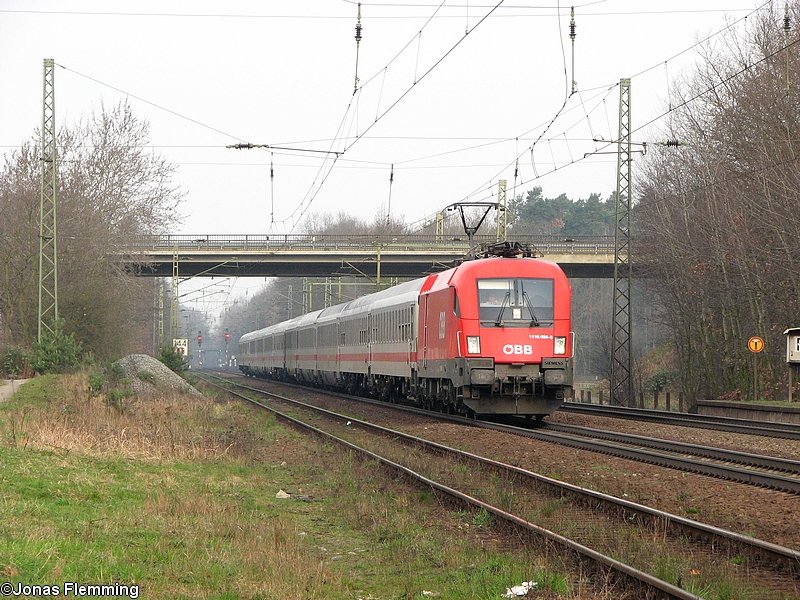 �BB Taurus 1116 084 hatte IC2083 am Haken. Hier durchf�hrt sie gegen 07:55 Uhr den Bahnhof Radbruch an der KBS110 zwischen Hamburg und L�neburg.