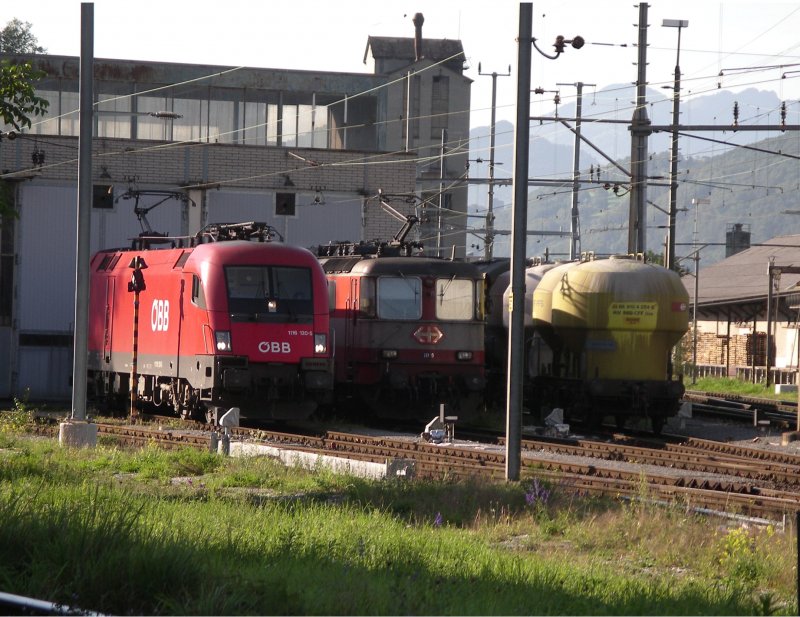 BB Taurus 1116 120-5 neben Re 4/4 II 11109 Swiss Express vor dem Lokdepot in Buchs SG. (12.09.2006)