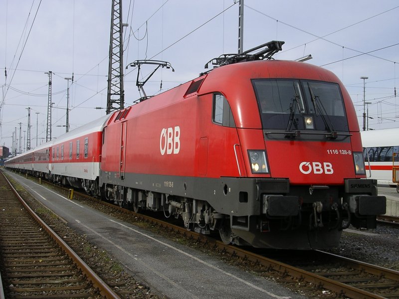 BB Taurus 1116 128-8 mit CNL 13364 ,Wrgl - Dortmund Hbf.,
letzte Fahrt lt. Fahrplan.(30.03.2008)