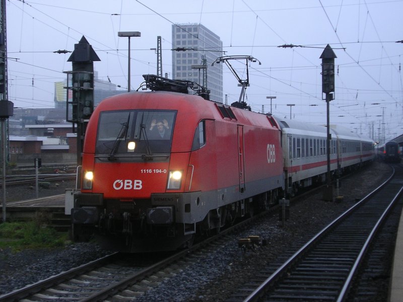 BB Taurus 1116 194-0 mit IC 2320 von Frankfurt nach HH Altona
verlsst mit + 30 Minuten Dortmund Hbf.,mit einem Fotografen-Schreck im Fhrerstand,auf Platz 2.(02.12.2008)