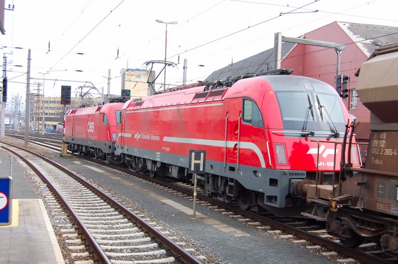 BB-Taurus 1116 220-3 und SZ-Taurus 541 008-3 (Slowenische Staatsbahn) ziehen einen 4000t-Erzzug aus dem Hbf Linz Richtung Westbahn Wien zu den Gleisanlagen der Firma Voest, wo dieses Erz entladen und verarbeitet wird. Die SZ hat 20 dieser Dreisystem-Tauri bestellt gehabt und setzt sie in sterreich, Ungarn, Slowenien, Kroatien, Italien sowie Deutschland ein.