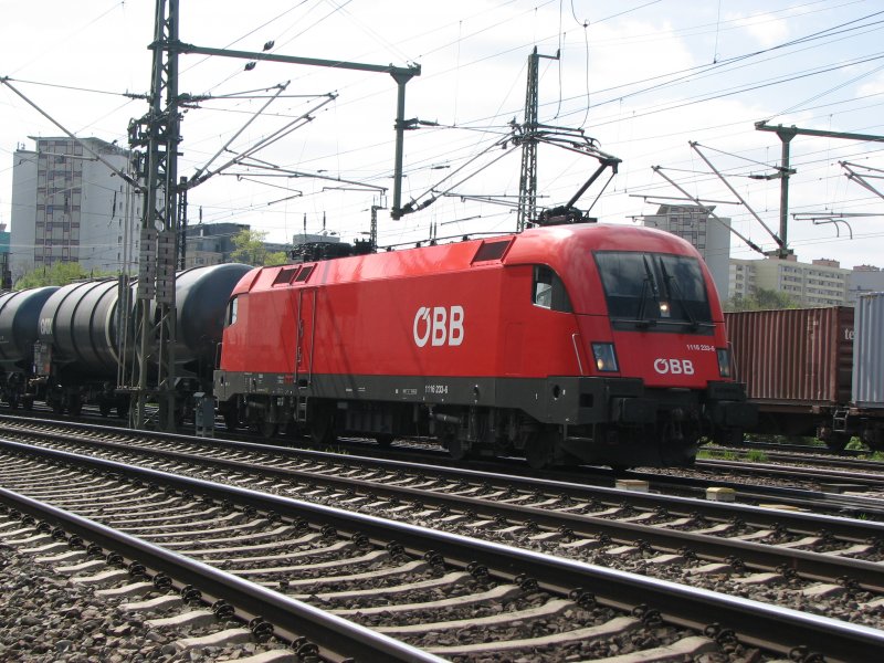 BB Taurus 1116 233-6 im dienste der ITL fhrt mit einem Kesselwagenzug Richtung Gterbahnhof Dresden-Friedrichstadt.21.04.07