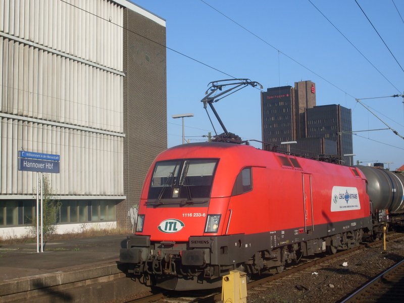 BB Taurus 1116 233 verlien an ITL hier mit eine Kesselwagenzug in Hannover