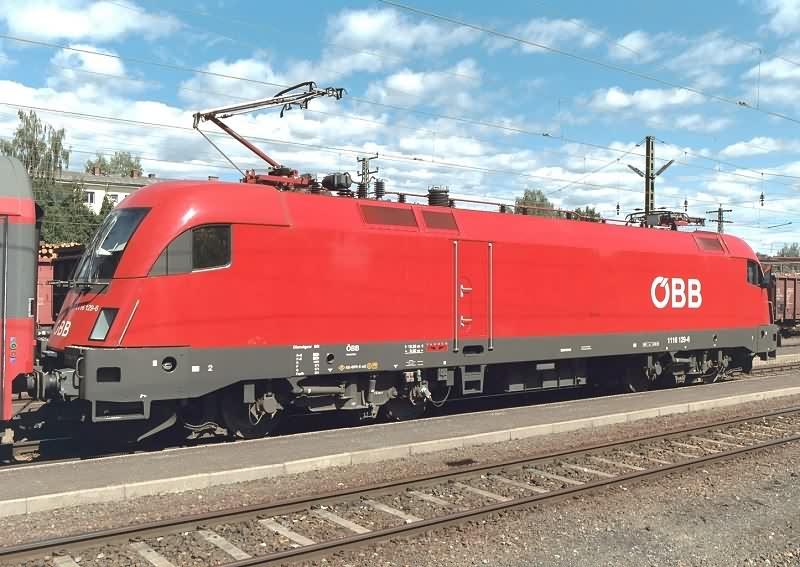 BB  Taurus  1116.129 vor einem Express-Zug Richtung Bruck am 4.9.2003 bei einem Halt im Bahnhof Zeltweg