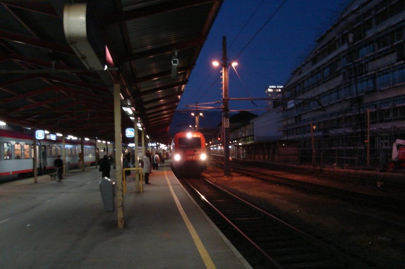 BB Taurus 1216 fhrt zu frher Stunde mit OEC 767 in Salzburg Hbf. aus Innsbruck kommend ein. 18.10.08