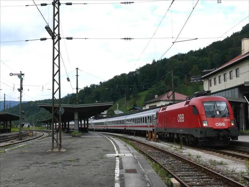 BB-Taurus mit sechs DB-Intercitywagen als Regionalbahn RB 30318 Berchtesgaden - Freilassing; BGD, 13.08.2009
