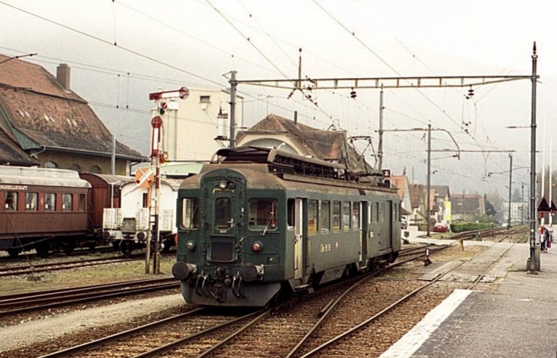 OeBB Triebwagen BDe 4/4 verlsst Balstal Richtung Oensignen Frhjahr 2001/Analoges Archivbild