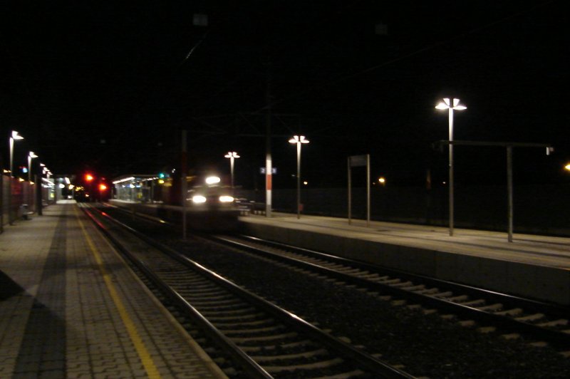 BB Verschublok 2068 saust zu spter Stunde in Taxham Europark durch. 31.10.08