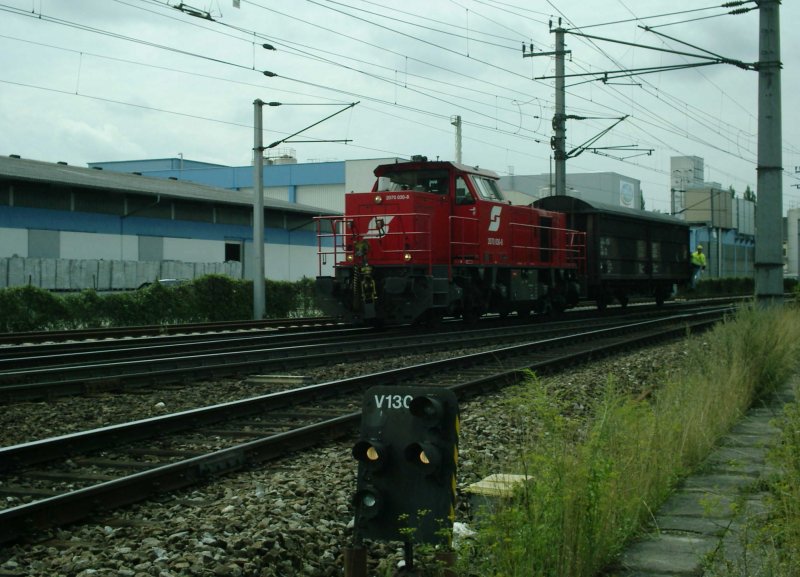 �BB Verschublok 2070, eigentlich genannt Hector, beim Rangieren. Ein Mann vom Verschubpersonal h�ngt auch hinten dran. [11.08.06]