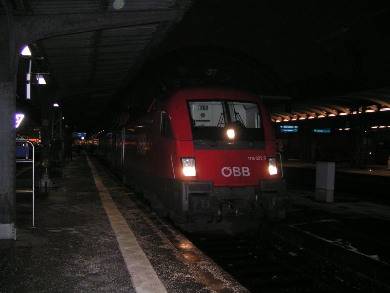 BB1116 023-3 bringt den DB InterCity mit BB wagen nach Stuttgart und kam zuvor aus der Abstellanlage?
Frage was ist da los??