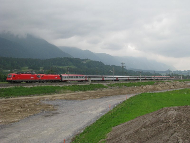 OEC 162 ,,Transalpin  ist am 22.5.2008 mit einer 1216 und einer 1016/1116 bespannt und besteht aus 16 Wagen. Aufgenommen zwischen Kundl und Rattenberg.