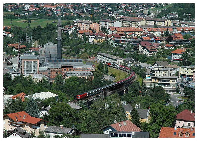 OEC 162  Transalpin  von Wien West nach Basel bei der Querung der Innbrcke in Landeck am 25.7.2007. Dieses Foto wird in kurzer Zeit nicht mehr mglich sein. Die Brcke entsteht neu, weiters werden in Landeck Lrmschutzwnde die Sicht auf die Bahn verhindern.