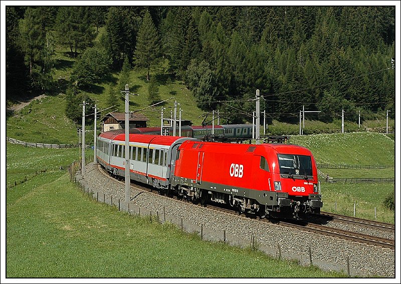 OEC 188  Val Gardena/Grdnertal  von Verona Porta Nuova nach Mnchen Hbf war am 27.7.2007 ab dem Grenzbahnhof Brenner mit 1116.121 bespannt. Die Aufnahme entstand bei der Kehre in St. Jodok bei der Talfahrt der Brenner Nordrampe.