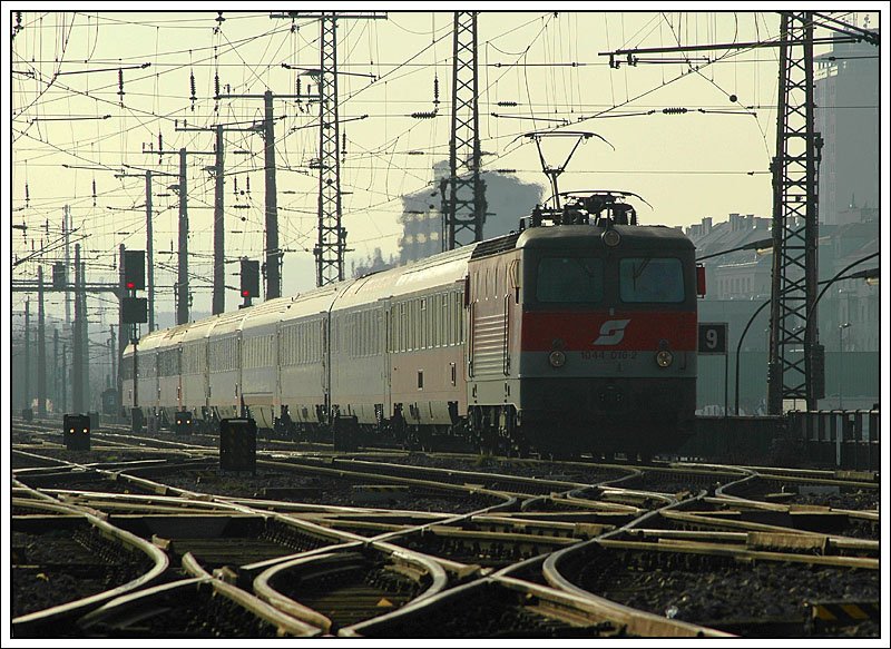 OEC 536  Jacques Lemans  von Villach nach Wien, bespannt mit 1044 016, aufgenommen am 10.2.2007 bei der Einfahrt in den Wiener Sdbahnhof. (Alte Aufnahme gelscht)