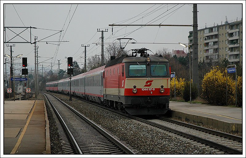 OEC 536  Jacques Lemans  von Villach nach Wien, wurde am 17.3.2007 von 1044 117 mit Schachbrettlackierung bespannt. Die Aufnahme bei nicht fotofreundlichem Wetter entstand bei der Durchfahrt der S-Bahn Station Wien Atzgersdorf-Mauer.