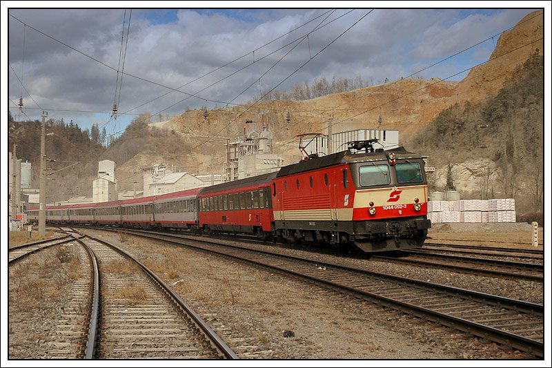 OEC 555 „SUPERFUND“  von Wien nach Graz war am 27.2.2008 mit 1044 092 bespannt. Die Aufnahme entstand bei der nrdlichen Ausfahrsignalgruppe des Bahnhofes Peggau-Deutschfeistritz.
