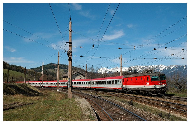 OEC 555 „SUPERFUND“ von Wien nach Graz war am 10.4.2008 mit 1044 085 bespannt. Die Aufnahme entstand bei der Einfahrt/Durchfahrt in Eichberg mit der RAX als Hintergrundkulisse.