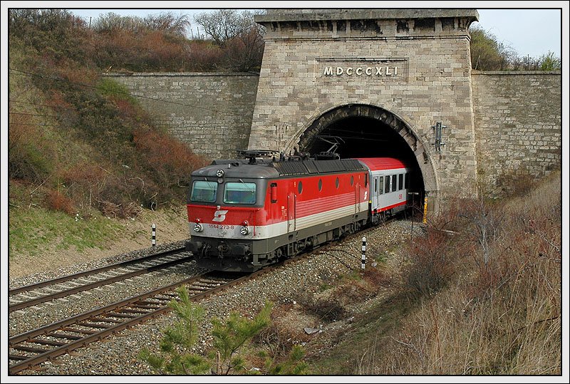OEC 555  sterreichischer Stdtebund  von Wien nach Graz am 18.3.2007 bei der Ausfahrt aus dem Busserltunnel zwischen Grumpoldskirchen und Paffsttten. Bespannt wurde dieser Zug von 1144 273.