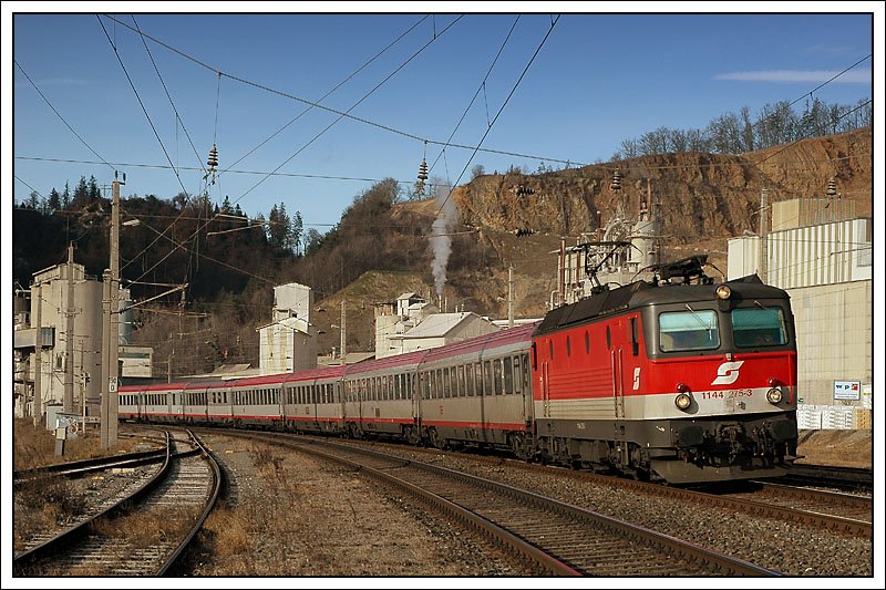 OEC 557  TelefonSeelsorge Ruf 142  von Wien nach Graz bei der Durchfahrt in Peggau-Deutschfeistritz am 21.1.2008. Bespannt war er an diesem Tag 1144 275.