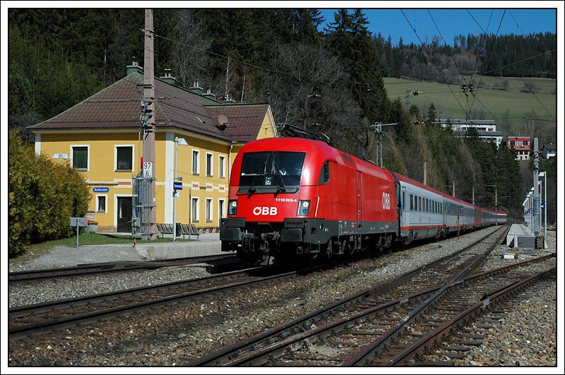 OEC 557  TelefonSeelsorge Ruf 142  (Wien-Graz) am 30.3.2008 bei der Durchfahrt in Breitenstein am Semmering.