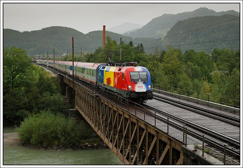 OEC 564  KUFSTEIN - DIE PERLE TIROLS  von Wien Westbahnhof nach Innsbruck Hbf. am 23.8.2008 wegen einem Suizid auf deutscher Seite als umgleiteter OEC 30564 bei der Querung der Salzach nchst Golling aufgenommen. Bespannt war der Zug mit 1116 056 (Rumnien).