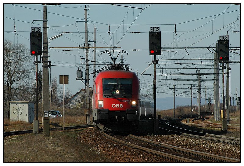 OEC 63 von Mnchen ber Wien West nach Budapest-Keleti pu bespannt von 1116 022 am 11.3.2007 bei der Einfahrt/Durchfahrt in Gramatneusiedl. 
