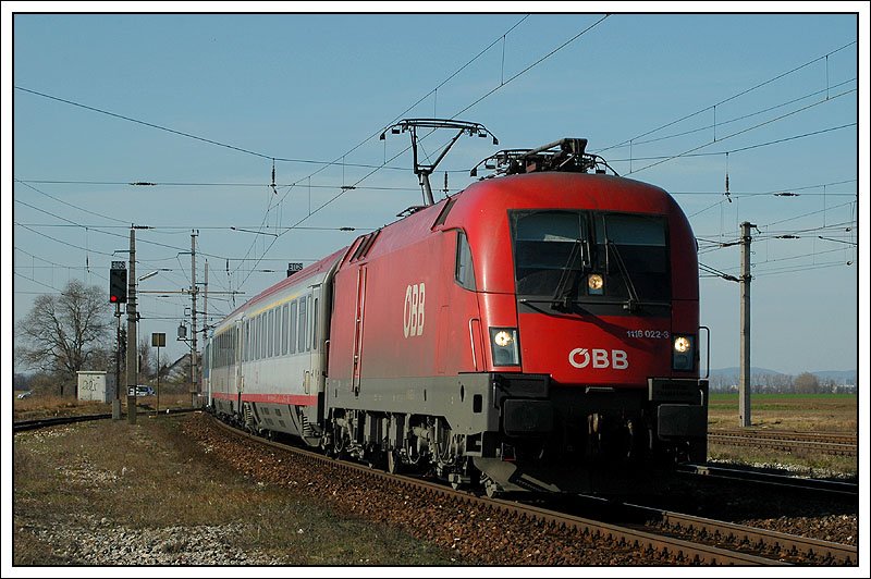 OEC 63 von Mnchen ber Wien West nach Budapest-Keleti pu war am 11.3.2007 mit 1116 022 unterwegs. Aufnahme entstand bei der Durchfahrt in Gramatneusiedl.