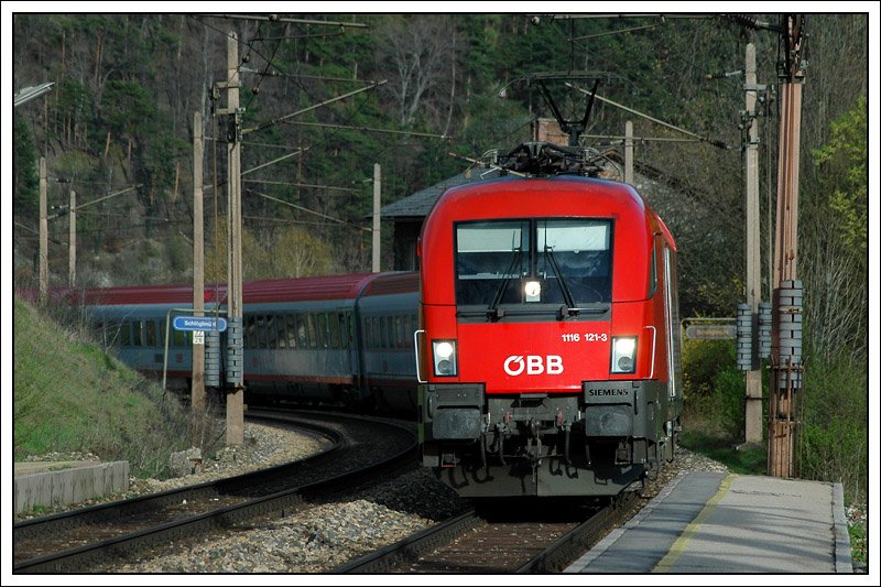OEC 631  Alpen-Adria Universit�t Klagenfurt  von Wien nach Villach am 10.4.2008 bei der Durchfahrt der Haltestelle Schl�glm�hl.