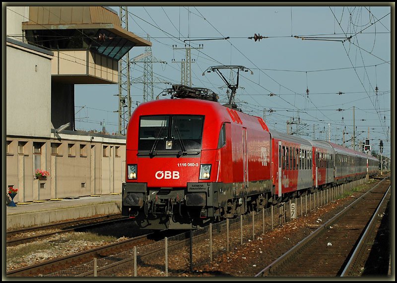 OEC 660  Urlaub am Bauernhof  verst�rkt mit zwei CS-Waggons von Wien West nach Bregenz am 19.8.2006 bei der Durchfahrt in Wien H�tteldorf.