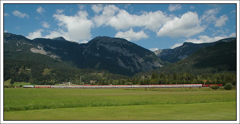 OEC 668 „Fachhochschule Vorarlberg“ von Graz nach Bregenz war ab Selztal am 14.9.2007 mit dem RailJet Taurus 1016 034 bespannt. Bekanntlich bespannt er ja zuvor IC 512 von Graz bis Selztal. In Selztal erfolgt bei beiden Zgen dann ein Lokwechsel, wobei immer die Maschine des IC 512 zwei Stunden spter den OEC 668 bernimmt.
