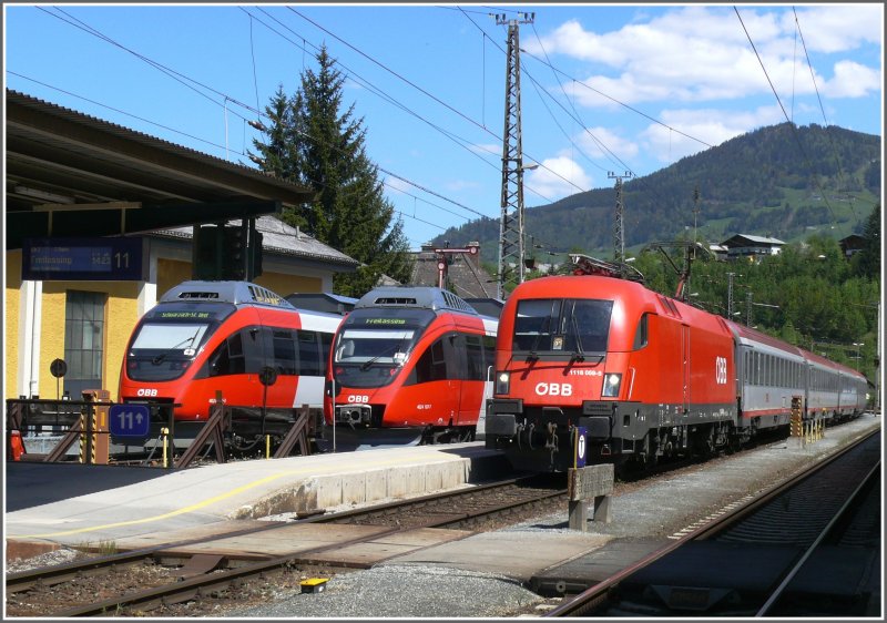 OEC 668 aus Graz mit 1116 056-5 Fhrt in Schwarzach St.Veit ein. Daneben wartet 4024 107-7 als S-Bahn nach Freilassing und der abgestellte 4024 109-3. (13.05.2008)