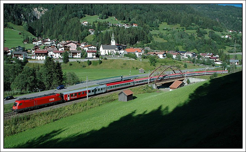 OEC 668  Fachhochschule Vorarlberg  am 25.7.2007 von Graz auf dem Weg nach Bregenz, aufgenommen in Flirsch. Die Rosana, die der Zug hier gerade bersetzt, hat im Augusthochwasser 2005 so starke Schden angerichtet, dass die Arlbergstrecke bis 13.12.2005 gesperrt werden musste. Bespannt wurde der Zug mit einer 1016, den Rest der Nummer kann ich leider nicht mehr identifizieren.